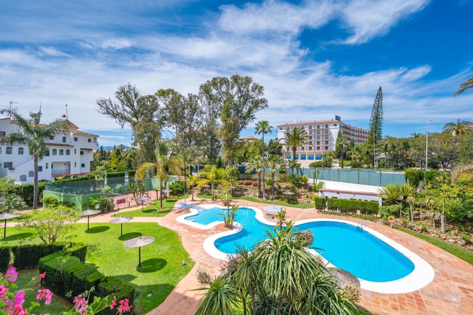 2 Bedroom In Medina Garden Apartment *